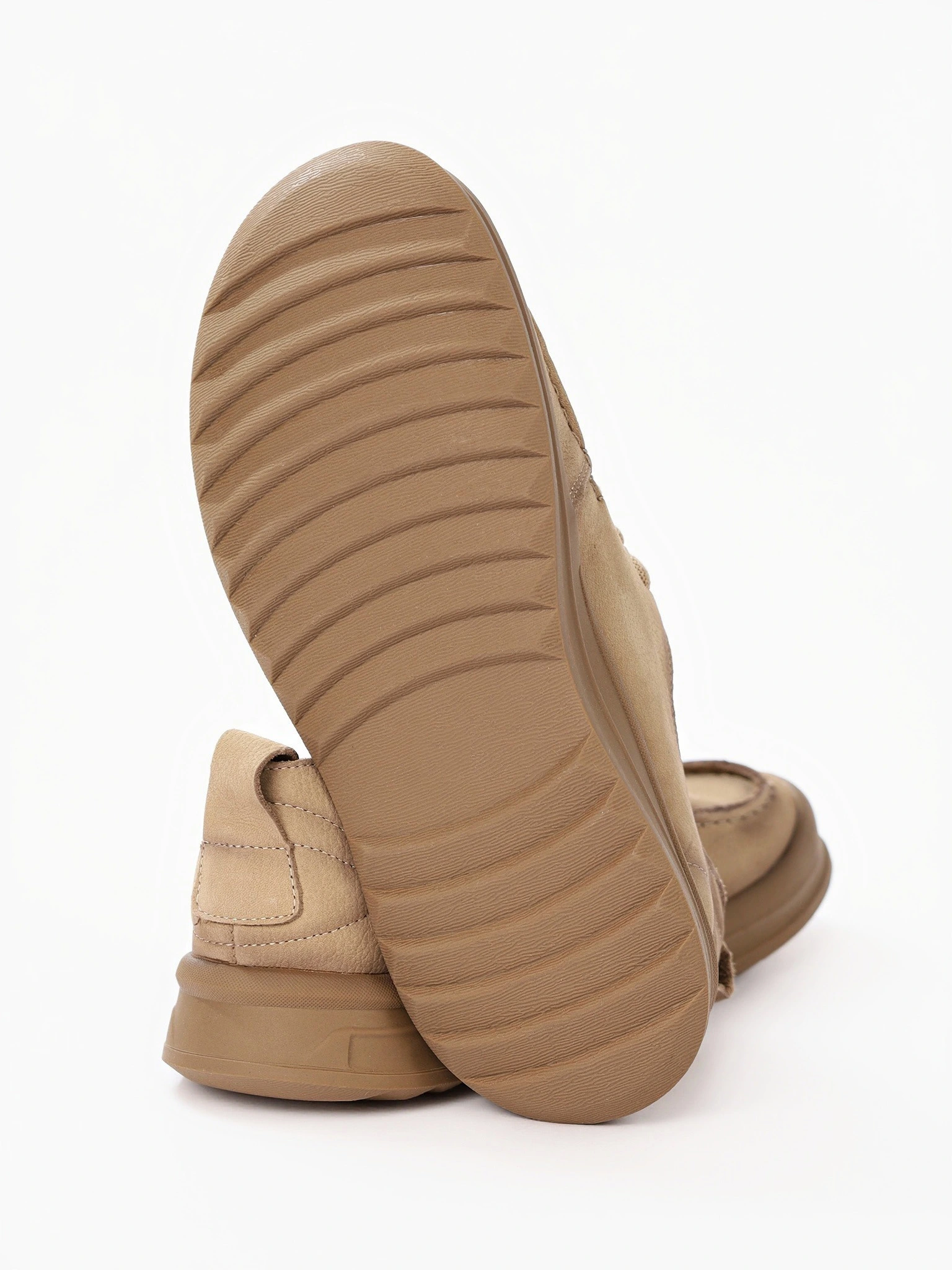 Лоферы бежевого цвета из натурального нубука на низкой подошве